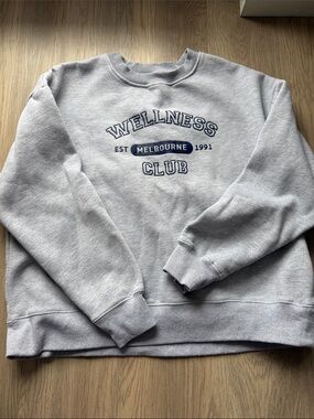 Wilo Wellness Club Melbourne Light Grey Crewneck Sweatshirt